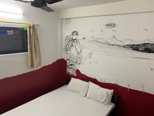 1 dormitorio con una pintura en la pared en Om sweet Home ॐ, en Pokhara