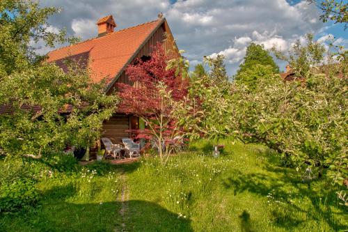 una casa con techo rojo y patio en Bajtica Guesthouse, en Bled