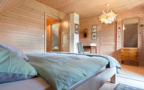 Schlafzimmer mit einem Bett und einem Kronleuchter in der Unterkunft Bajtica Guesthouse in Bled