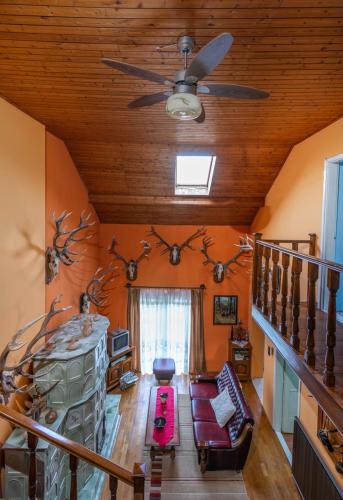 a living room with orange walls and a ceiling at Gemenc Vendégház in Hercegszántó