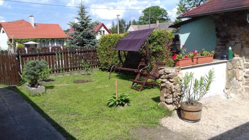 Apartmány na Hlíněにある庭