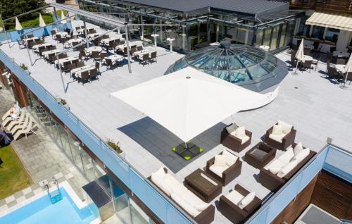 an overhead view of a restaurant with chairs and tables at Hotel-Restaurant Grimmingblick in Bad Mitterndorf