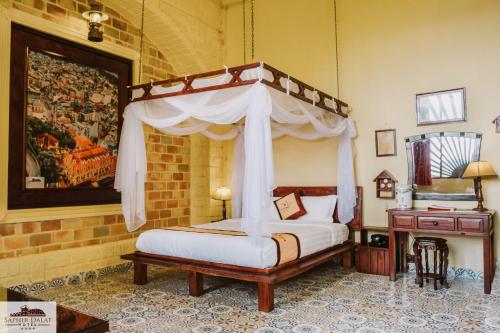Giường trong phòng chung tại Saphir Dalat Hotel