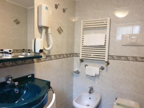リード・ディ・ヴェネツィアにあるヴィラ チプロのバスルーム(青いシンク、トイレ付)
