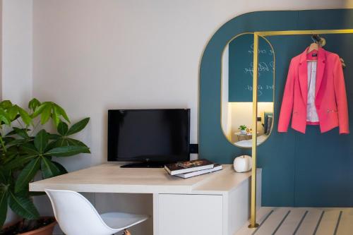 Zimmer mit einem Schreibtisch, einem Computer und einem Spiegel in der Unterkunft Hotel Europa in Pontecagnano