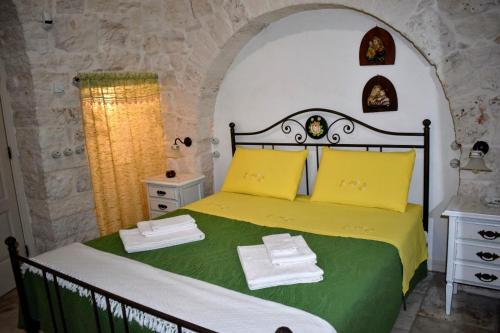Una cama o camas en una habitación de Trulli Occhi Di Pietra