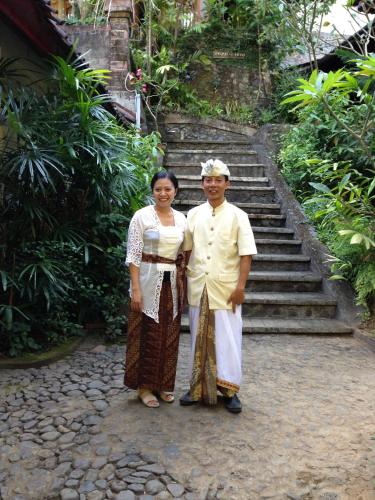 a man and a woman standing in front of some stairs at Pondok Wisata Grya Sari in Banjar