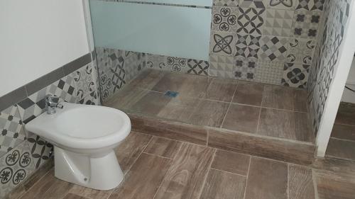 une salle de bain avec toilettes et douche dans l'établissement LE PATIOT 2, à Six-Fours-les-Plages