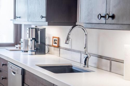 a kitchen with a sink and wooden cabinets at Casa Del Gallo in Loreto