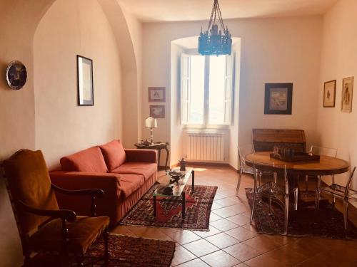 sala de estar con sofá y mesa en La Casa Di Matilde-Centre of Todi, en Todi
