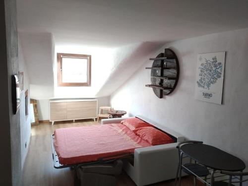 トリノにあるMansarda al Valentinoのベッドルーム1室(赤い毛布付きのベッド1台付)
