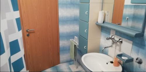 Kúpeľňa v ubytovaní Spacious family apartment with parking in the shade and barbecue house