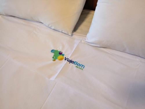 a hello kitty sticker on top of a white bed at PIAZZA DIROMA FLATS PARA TEMPORADA in Caldas Novas