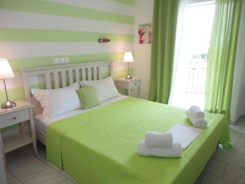 Ein Bett oder Betten in einem Zimmer der Unterkunft Mirto Beach Hotel & Restaurant