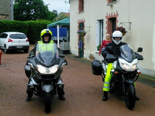 twee mensen rijden op motorfietsen op straat bij No 5 in Moutiers-sous-Argenton