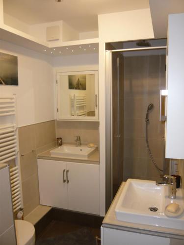a bathroom with a sink and a shower and a toilet at Gorch-Fock-Straße 2 in Timmendorfer Strand