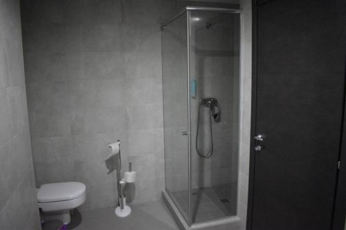 ein Bad mit einer Dusche und einem WC in der Unterkunft Silver Mountain G1 15 in Poiana Brașov