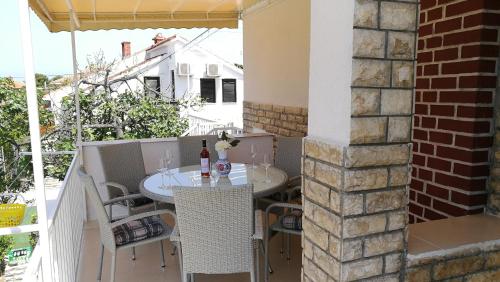 Apartments KUS Ugljanにあるバルコニーまたはテラス