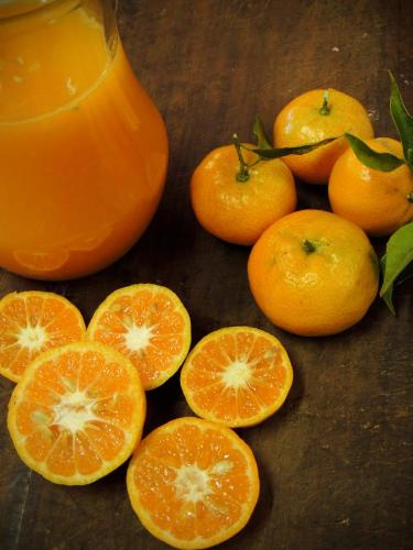 a group of oranges sitting next to a jug of orange juice at La Casta in Patate