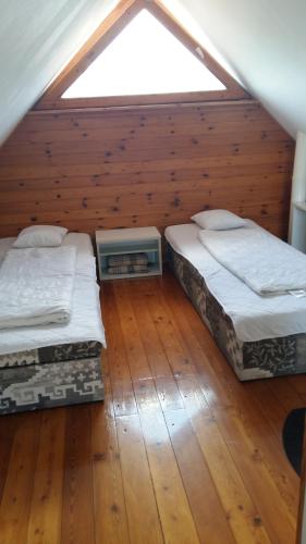A bed or beds in a room at Komfort Apartman