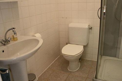 ヴィルヌーヴ・シュル・ロットにあるLas Moulinieresのバスルーム(トイレ、洗面台付)