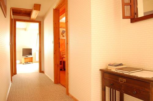 a hallway with a desk and a door to a room at Ferienwohnung Sonne & Sauna in Sönnebüll