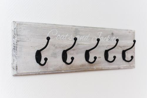 a wooden sign with the word life hanging on a wall at Haus Hafeneck mit Frühstücksoption in Bensersiel