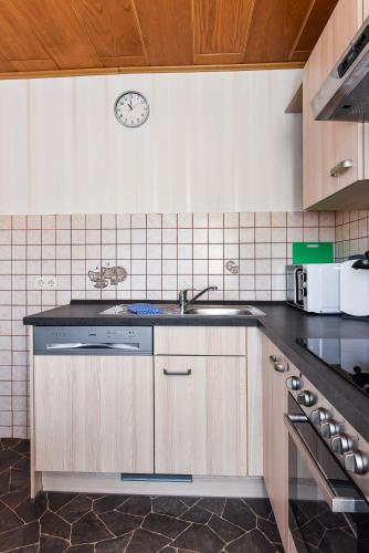 a kitchen with a sink and a counter top at Haus Hafeneck mit Frühstücksoption in Bensersiel