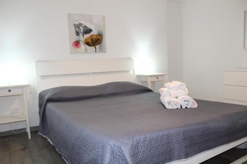 una camera da letto con un letto con due animali di peluche sopra di Boa Vista Favignana - Home&Beach a Favignana