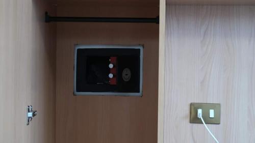 una puerta con TV en el lateral de una habitación en Appartamento Gioia (piano terra) en Asís