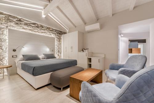 1 dormitorio con 1 cama, 2 sillas y mesa en Amanarola en Manarola