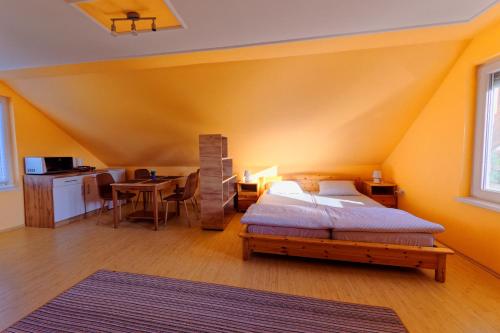 Tempat tidur dalam kamar di Zsoryka Vendégház
