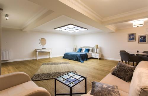 uma sala de estar com um sofá e uma mesa em Amazing Triplex Apartment By Deniz Suites em Istambul
