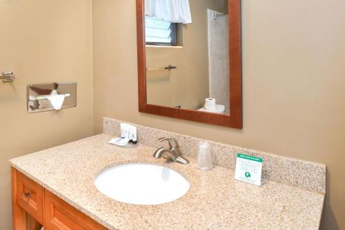 Phòng tắm tại Svendsgaard's Lodge- Americas Best Value Inn & Suites