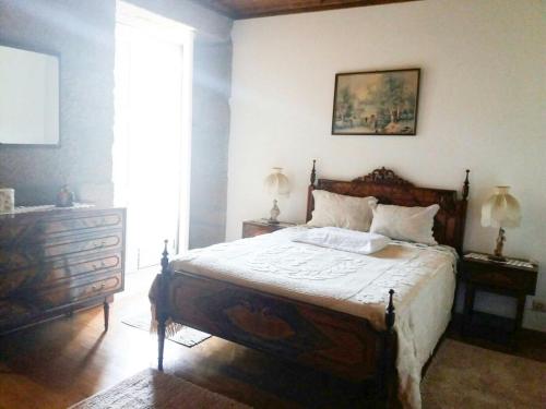 A bed or beds in a room at Casa de Campo Cabriz Casa do Brasileiro