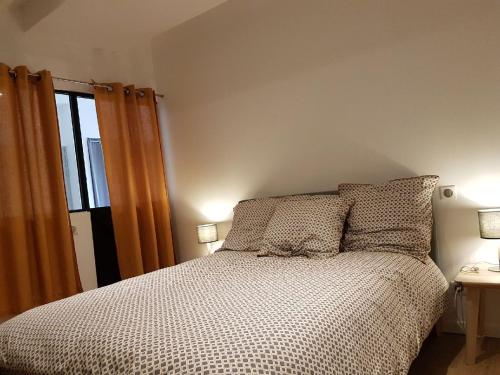 - une chambre avec un lit doté d'oreillers et d'une fenêtre dans l'établissement Appartement + terrasse à 5 mn de Carcassonne, à Pezens