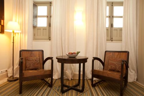 a room with two chairs and a table with a bowl of fruit at Balcón de Córdoba in Córdoba