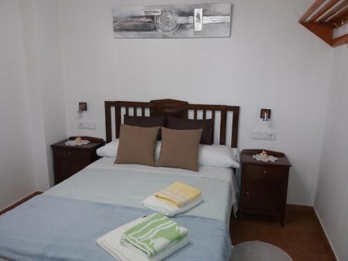 Lourenzá的住宿－CASA XEADA，一间卧室配有一张床,上面有两条毛巾
