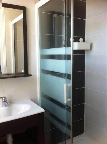 une salle de bain avec douche et lavabo dans l'établissement Au coeur de bourg..., à Saint-Lunaire