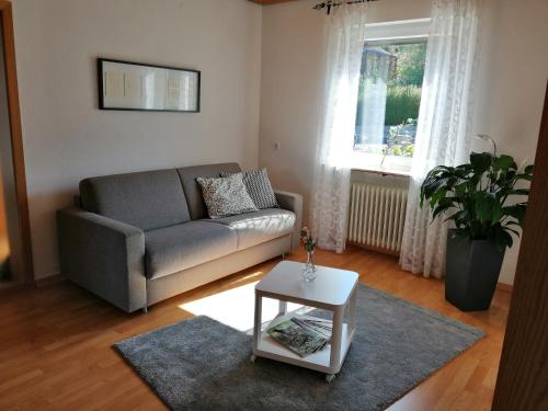 a living room with a couch and a table at Ferienwohnung Gitta in Dietersheim