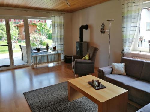 a living room with a couch and a coffee table at Ferienwohnung Gitta in Dietersheim