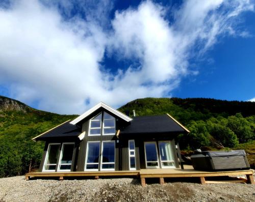 mały domek na szczycie wzgórza w obiekcie Explorers Cabin Lofoten w mieście Offersøya
