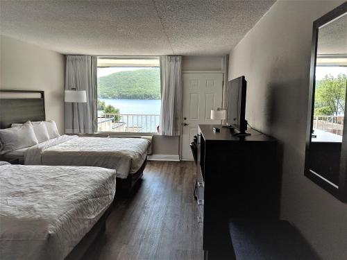 Un pat sau paturi într-o cameră la Lakefront Terrace Resort
