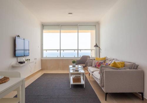 Un lugar para sentarse en O&O Group-Exiting Beach View Best Loc Bat-Yam 3BR