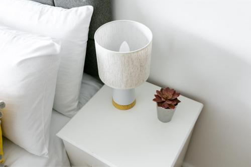 Letto o letti in una camera di Skyvillion - COZY APARTMENTS in Enfield Town With Free Parking & Wifi