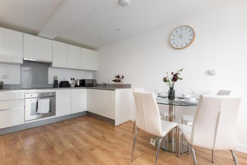 Cucina o angolo cottura di Skyvillion - COZY APARTMENTS in Enfield Town With Free Parking & Wifi