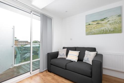 Area soggiorno di Skyvillion - COZY APARTMENTS in Enfield Town With Free Parking & Wifi