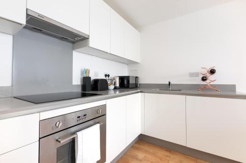 Cucina o angolo cottura di Skyvillion - COZY APARTMENTS in Enfield Town With Free Parking & Wifi