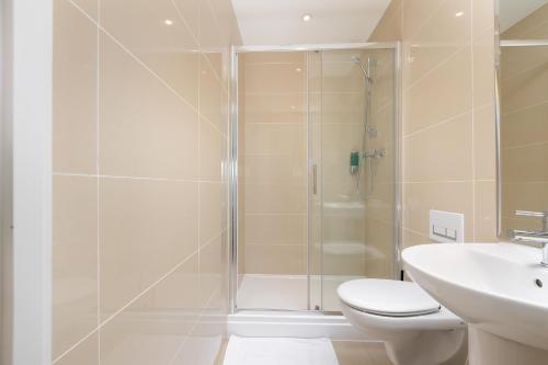 Bagno di Skyvillion - COZY APARTMENTS in Enfield Town With Free Parking & Wifi