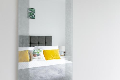 Letto o letti in una camera di Skyvillion - COZY APARTMENTS in Enfield Town With Free Parking & Wifi